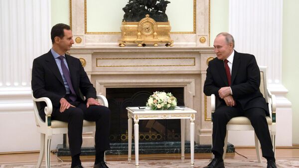 Le président russe Vladimir Poutine et le Président syrien Bachar al-Assad lors d'une réunion à Moscou - Sputnik Afrique