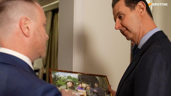 Bachar el-Assad reçoit une photo de l'aide humanitaire collectée par Sputnik - Sputnik Afrique