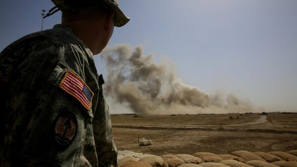 Un officier US en Irak obserbe la démolition d'un stock de munitions, 2007 - Sputnik Afrique