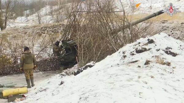 Des obusiers russes Guiatsint-B tirent contre des positions et des équipements militaires ukrainiens