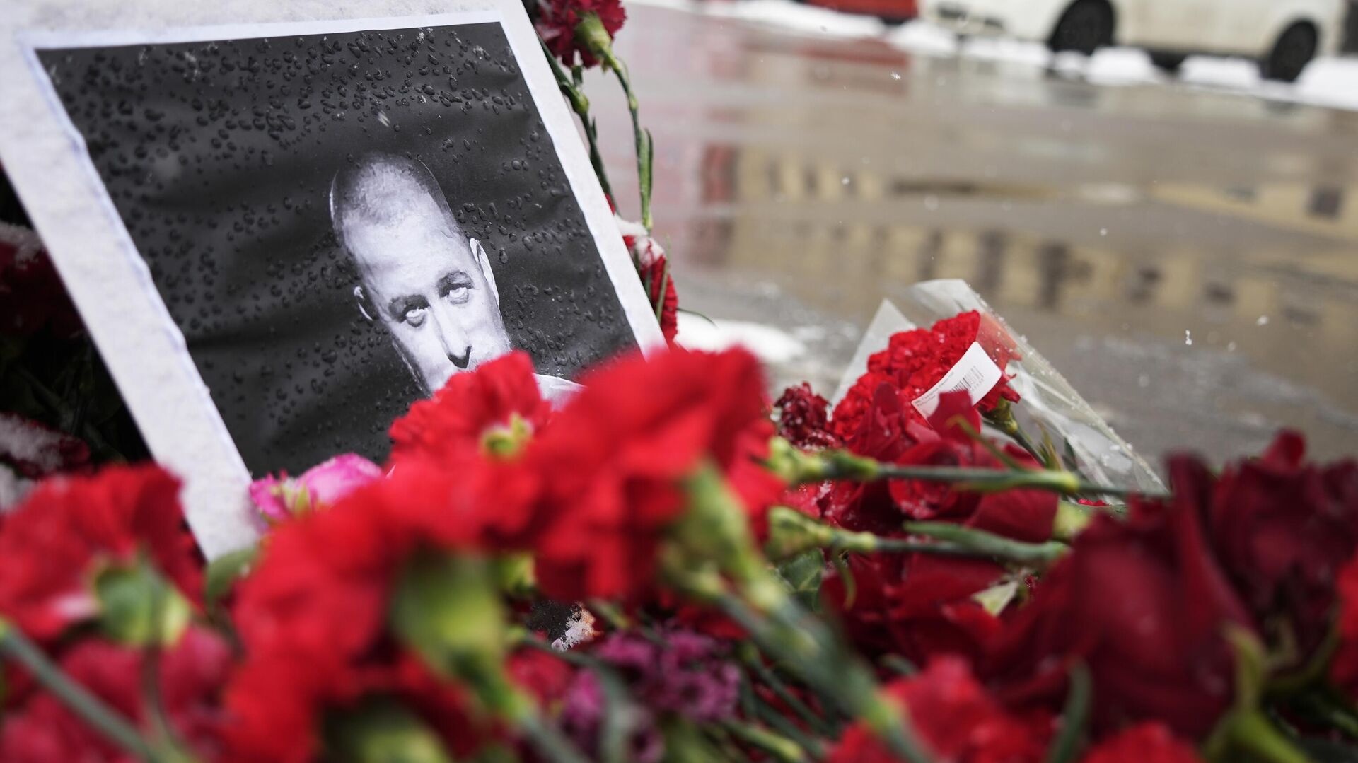 Des fleurs déposées sur le lieu de l'explosion à Saint-Pétersbourg, ayant tué le correspondant de guerre Vladlen Tatarski - Sputnik Afrique, 1920, 03.04.2023