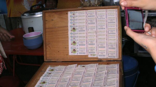 Des billets de loterie à Bangkok (archive photo) - Sputnik Afrique