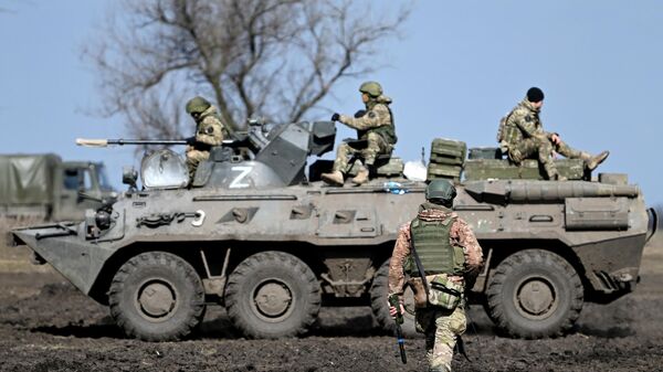 Un blindé de transport de troupes russe BTR-82 dans le secteur sud de l'opération militaire spéciale (archive photo) - Sputnik Afrique