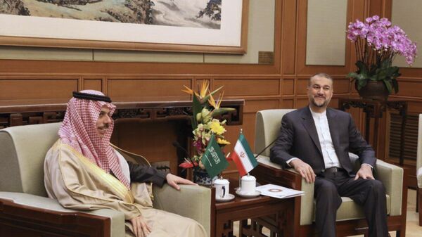 Le ministre saoudien des Affaires étrangères, le prince Fayçal ben Farhane Al Saoud, et son homologue iranien, Hossein Amir-Abdollahian - Sputnik Afrique