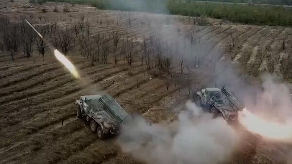 Tirs de lance-roquettes multiple GRAD-M contre les points d'appui ukrainiens - Sputnik Afrique