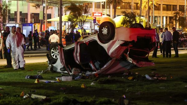 Une voiture renversée de l'auteur de l'attentat à Tel Aviv, le 7 avril 2023, ayant fait au moins 1 morts et 7 blessés - Sputnik Afrique