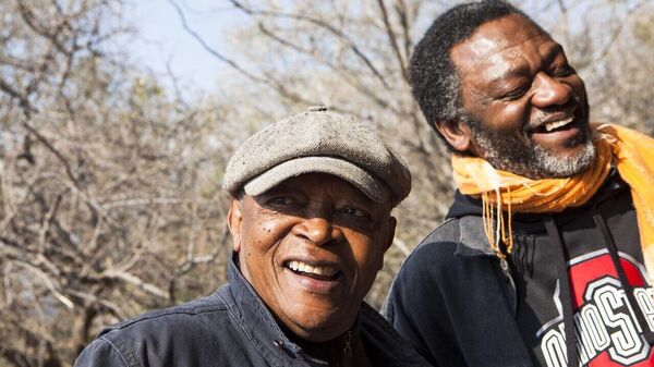 Hugh Masekela and his nephew Mabusha Masekela.  - Sputnik Africa