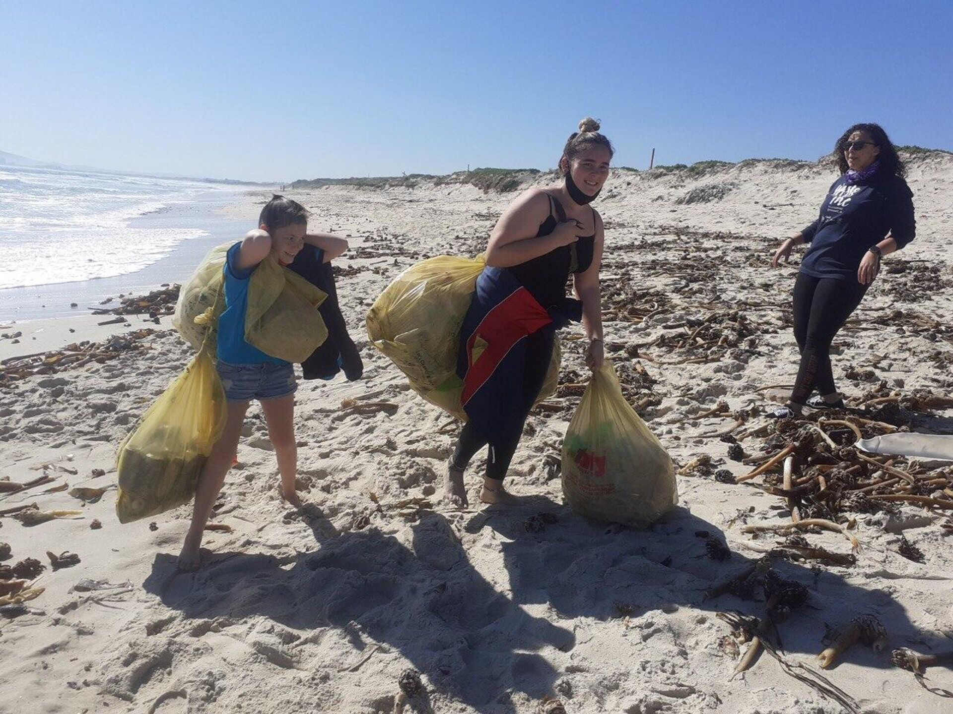 Zoe Prinsloo, the founder and CEO of Save a Fishie and other eco-activists cleaning up a beach in South Africa - Sputnik Africa, 1920, 30.03.2023