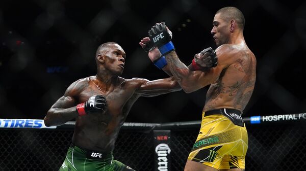 Brazil's Alex Pereira, right, fights Nigeria's Israel Adesanya during the third round of a middleweight bout title bout in the UFC 281 mixed martial arts event, Sunday, Nov. 13, 2022, in New York. - Sputnik Africa