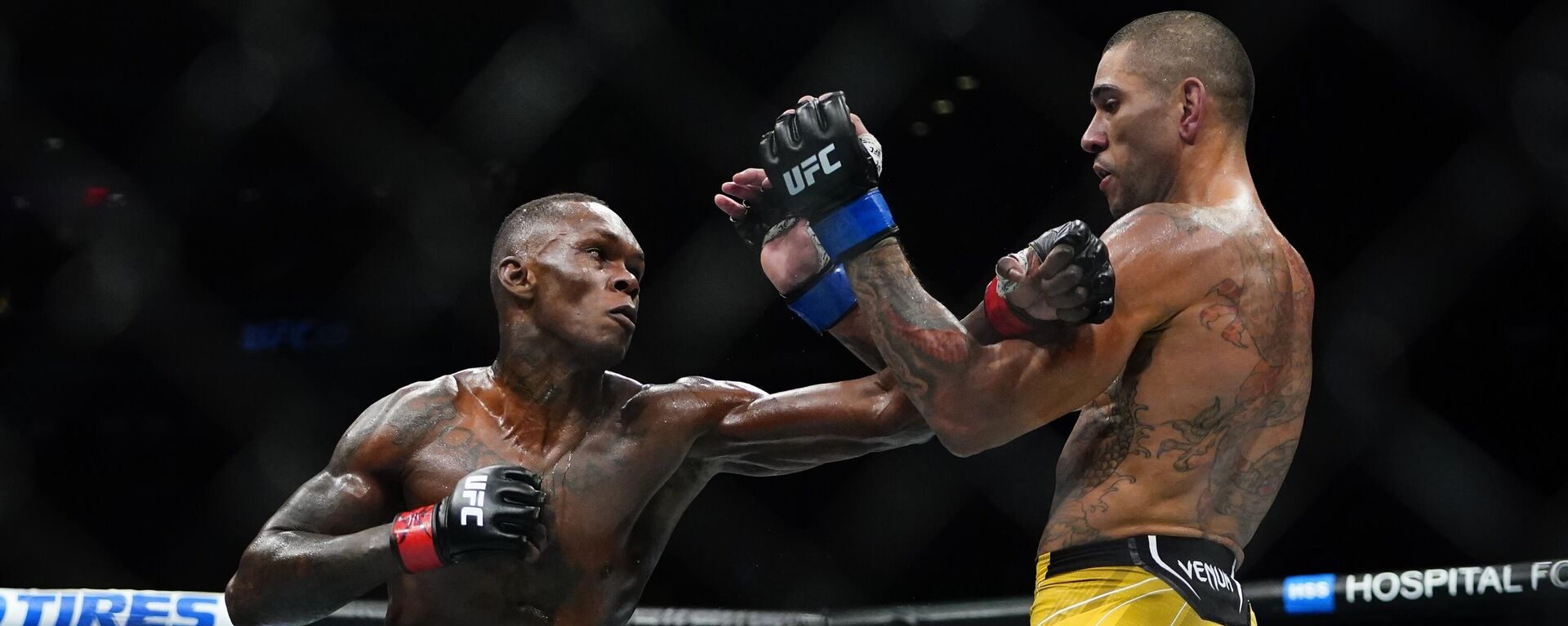 Brazil's Alex Pereira, right, fights Nigeria's Israel Adesanya during the third round of a middleweight bout title bout in the UFC 281 mixed martial arts event, Sunday, Nov. 13, 2022, in New York. - Sputnik Africa, 1920, 18.01.2023