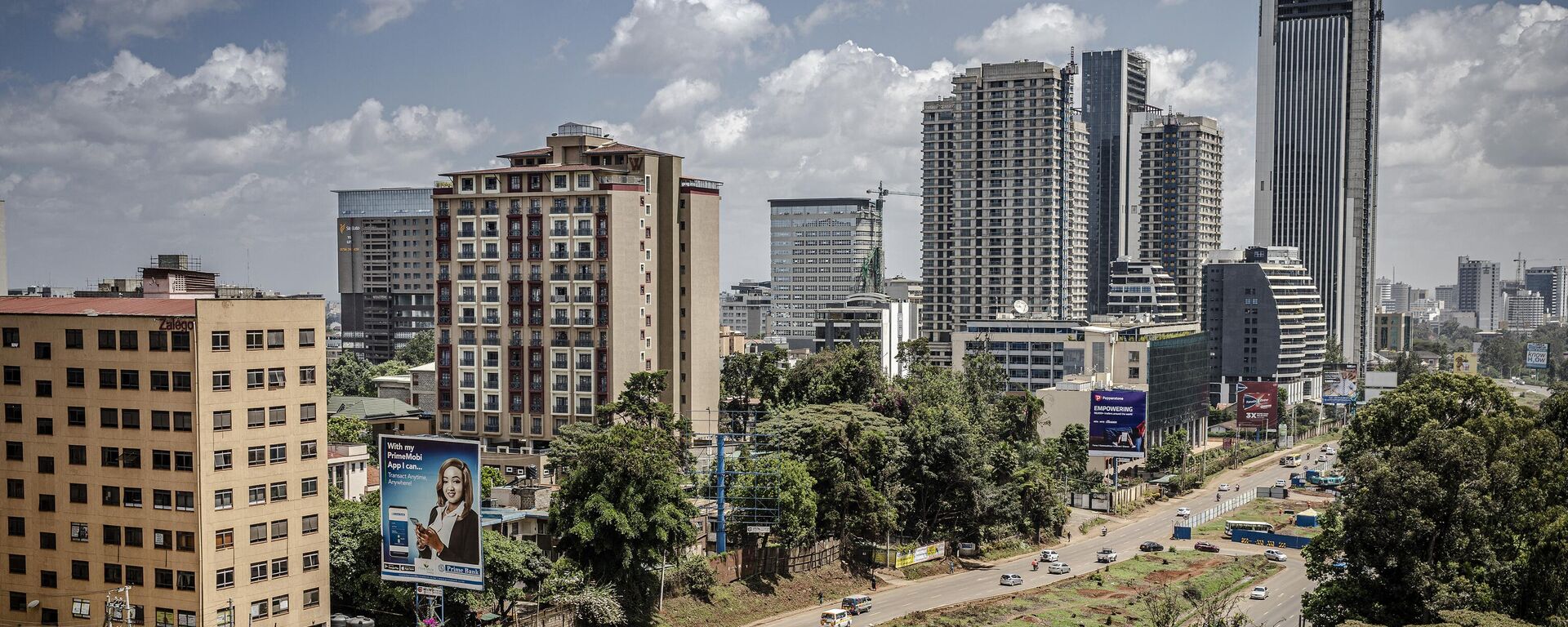 Traffic flows past the area where an iconic, century-old fig tree is placed after a presidential declaration was issued to save the centenary tree from being cut down to make way for a Chinese-funded highway in Westlands district of Nairobi, Kenya on November 12, 2020. - Sputnik Africa, 1920, 30.12.2022