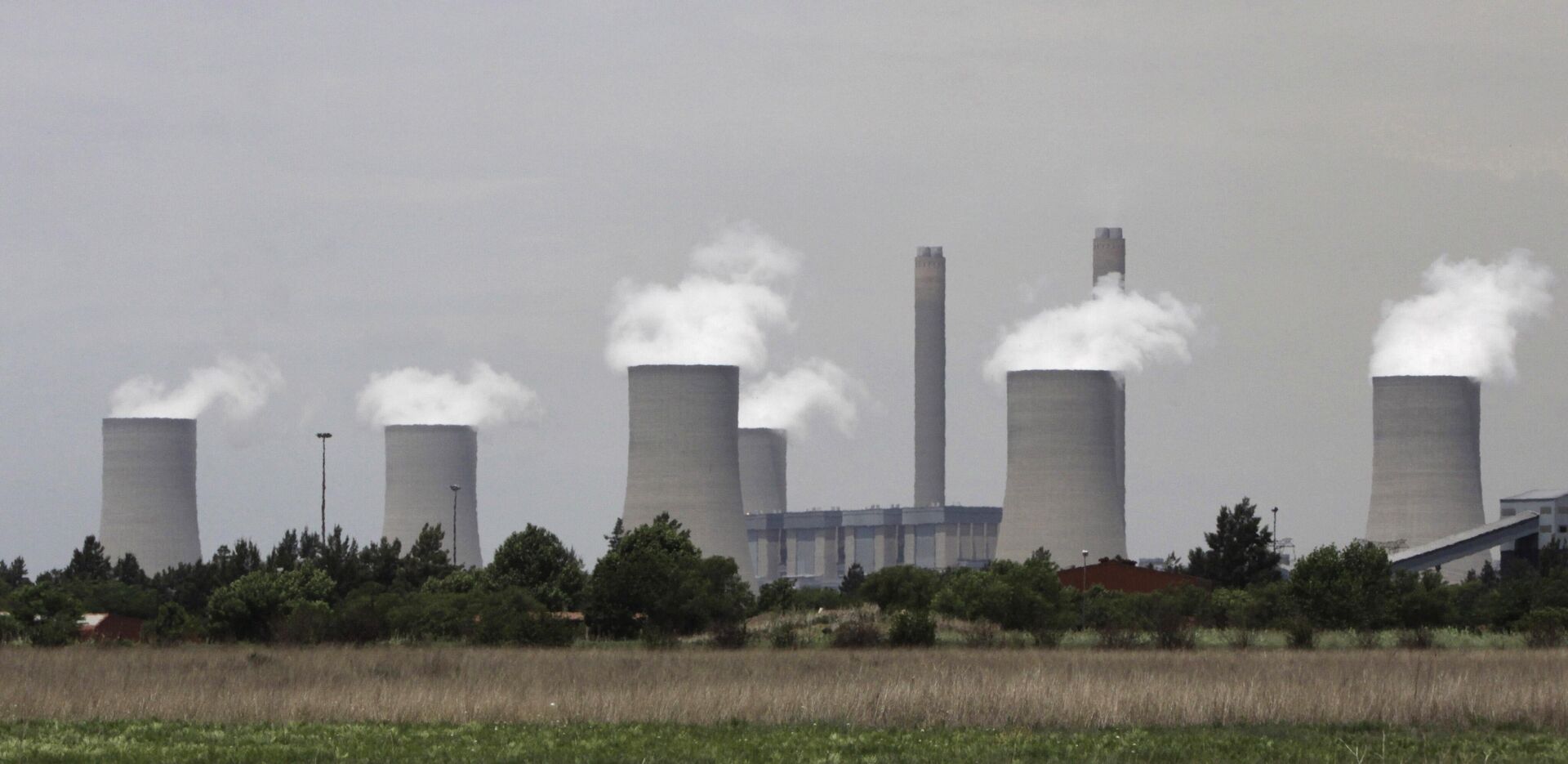 In this photo taken Monday, Nov. 21, 2011, the cooling towers at Eskom's coal-powered Lethabo power station are seen near Sasolburg, South Africa. - Sputnik Africa, 1920, 16.12.2022