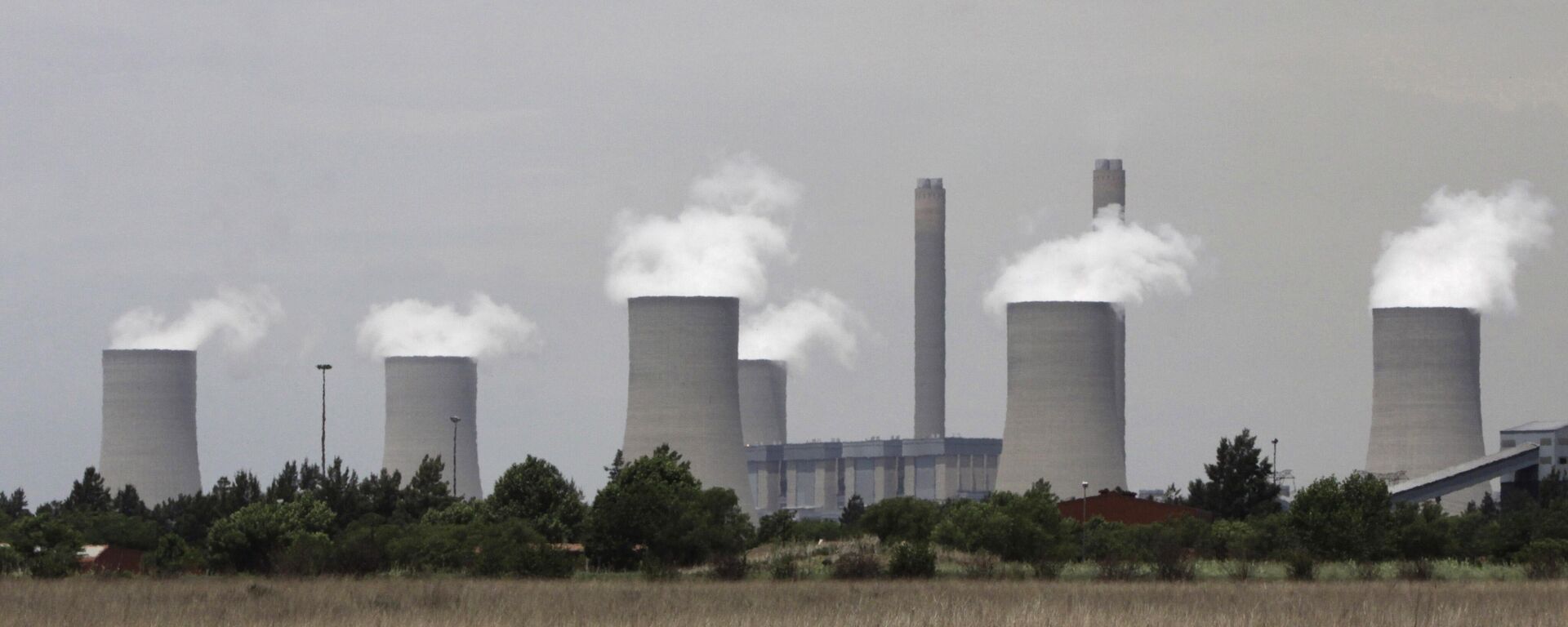 In this photo taken Monday, Nov. 21, 2011, the cooling towers at Eskom's coal-powered Lethabo power station are seen near Sasolburg, South Africa. - Sputnik Africa, 1920, 15.04.2023
