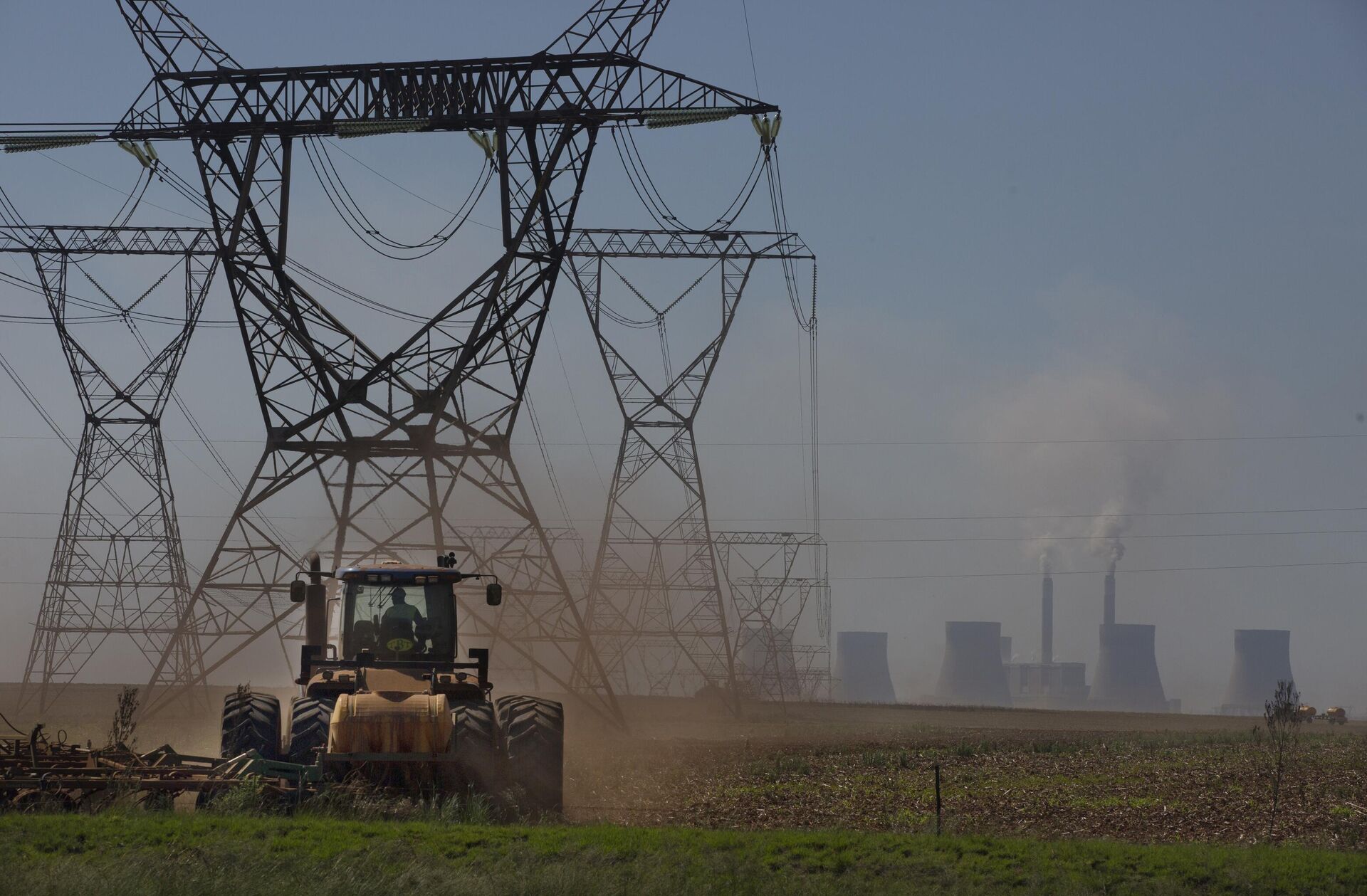 The land is ploughed under electrical pylons leading from a coal-powered electricity generating plant east of Johannesburg, Thursday, Nov. 17 2022. - Sputnik Africa, 1920, 16.12.2022