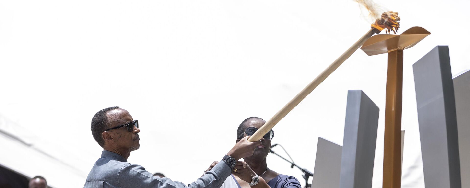 Rwanda's President Paul Kagame, left, and his wife Jeannette, light a commemorative flame during a ceremony at the Kigali Genocide Memorial in Kigali, Rwanda, Friday, April 7, 2023.  - Sputnik Africa, 1920, 08.04.2023