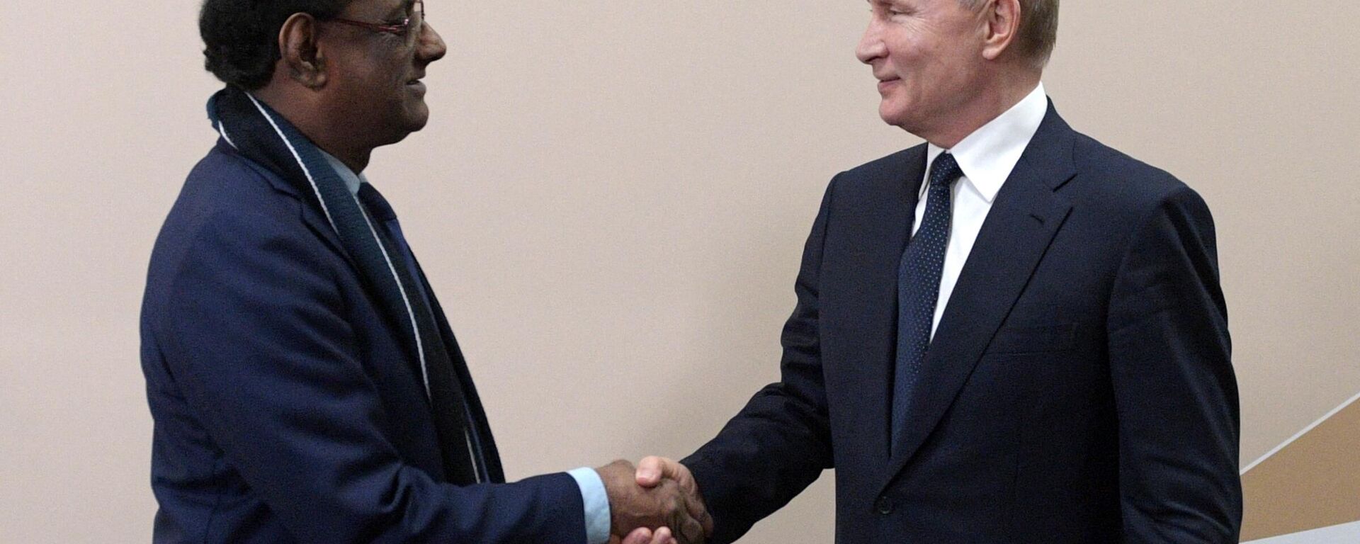 Russian President Vladimir Putin meets with acting President of Mauritius Barlen Vyapoory on the sidelines of the 2019 Russia-Africa Summit in Sochi on October 24, 2019 - Sputnik Africa, 1920, 08.04.2023