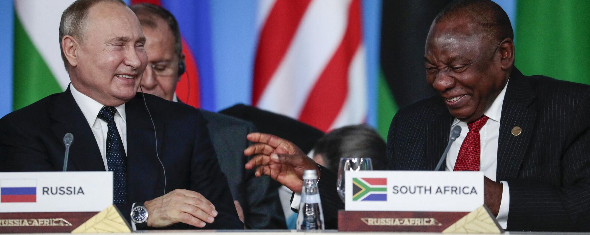 South-Africa's President Cyril Ramaphosa (L) and Russia's President Vladimir Putin (R) attend the first plenary session as part of the 2019 Russia-Africa Summit at the Sirius Park of Science and Art in Sochi, Russia, on October 24, 2019 - Sputnik Africa, 1920, 08.04.2023