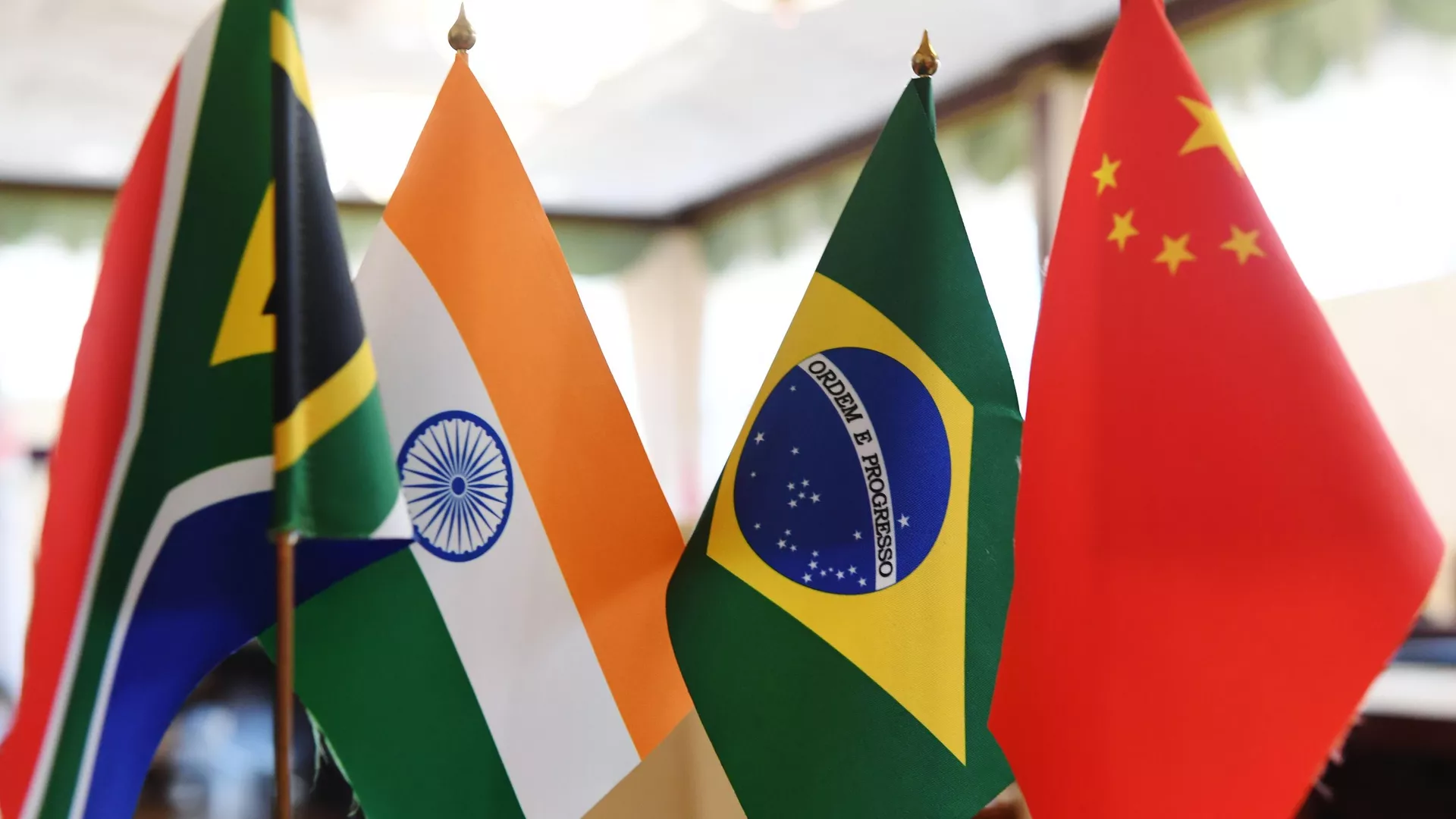 Flags of the BRICS countries: South Africa, India, Brazil and China. - Sputnik Afrique, 1920, 25.04.2023