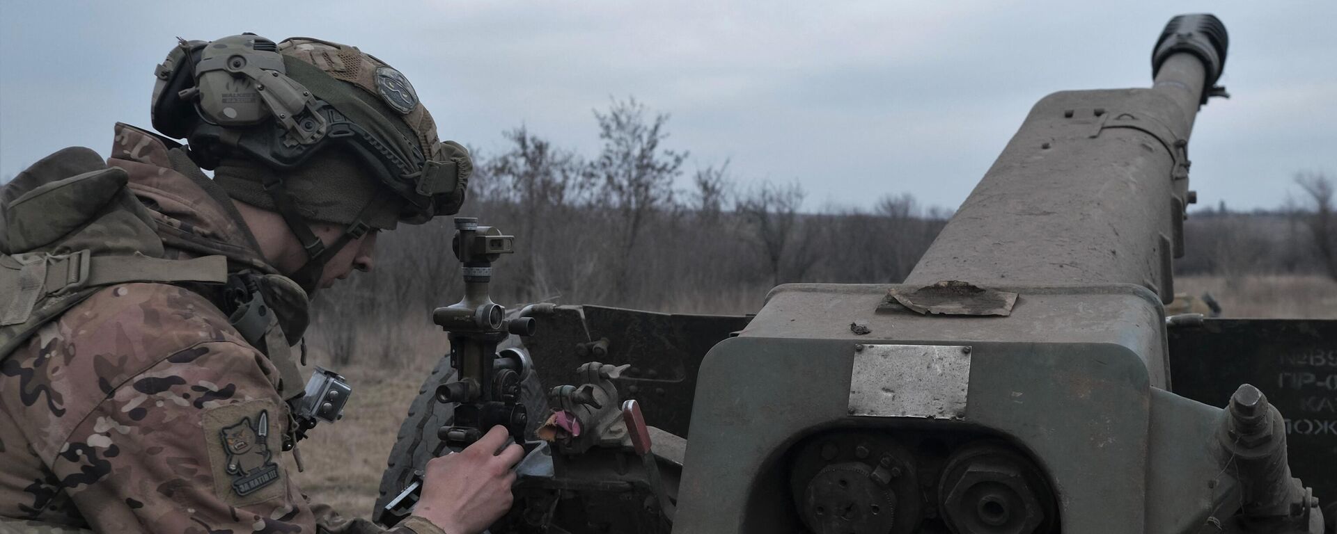 A Ukrainian serviceman prepares a D-30 howitzer to fire toward Russian positions near Artemovsk, eastern Ukraine, on March 21, 2023 - Sputnik Africa, 1920, 26.04.2023