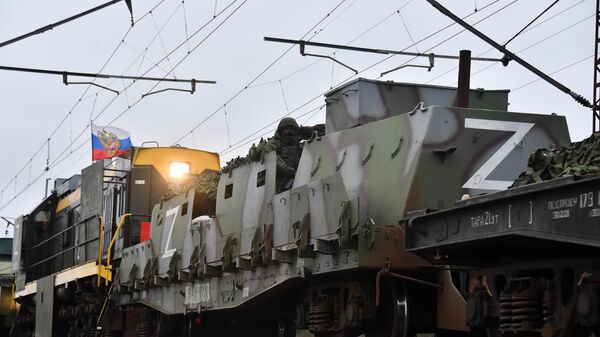 Un train blindé de l'armée russe en action dans une zone de l'opération spéciale - vidéo