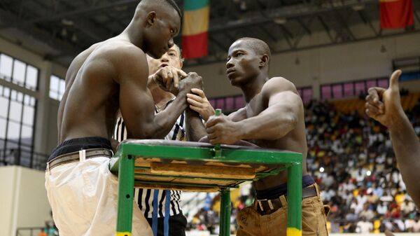 Arm wrestlers compete at the International Arm Wrestling Championship in Bamako on May 29, 2016 - Sputnik Africa