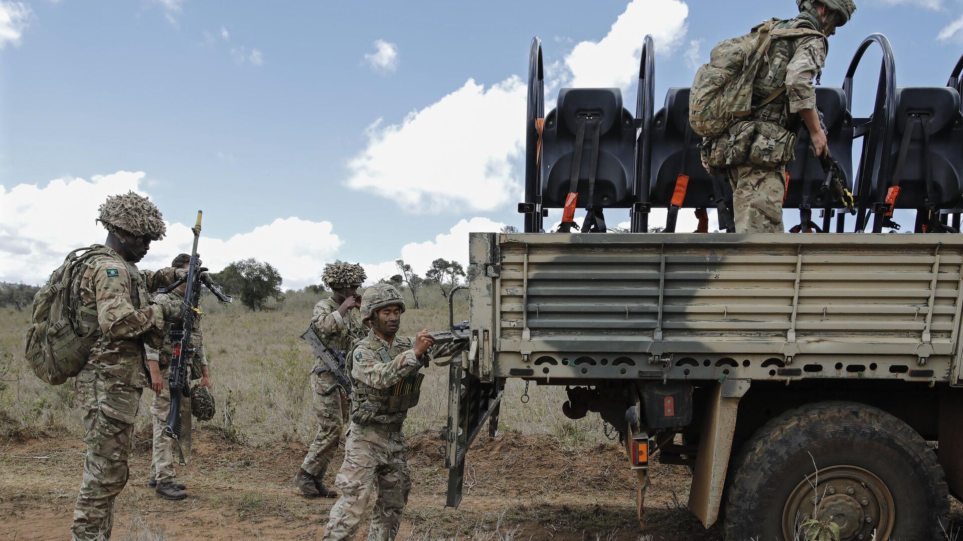 Soldiers that are part of a training battle group comprising 1 Rifles, 1 Yorks and 1 Irish Guards battalions mount their transport vehicles during a British Army Training Unit in Kenya (BATUK) training excercise at the Loldaiga conservancy in Laikipia, on the foot of Mount Kenya, on November 14, 2022.  - Sputnik Africa, 1920, 12.04.2023