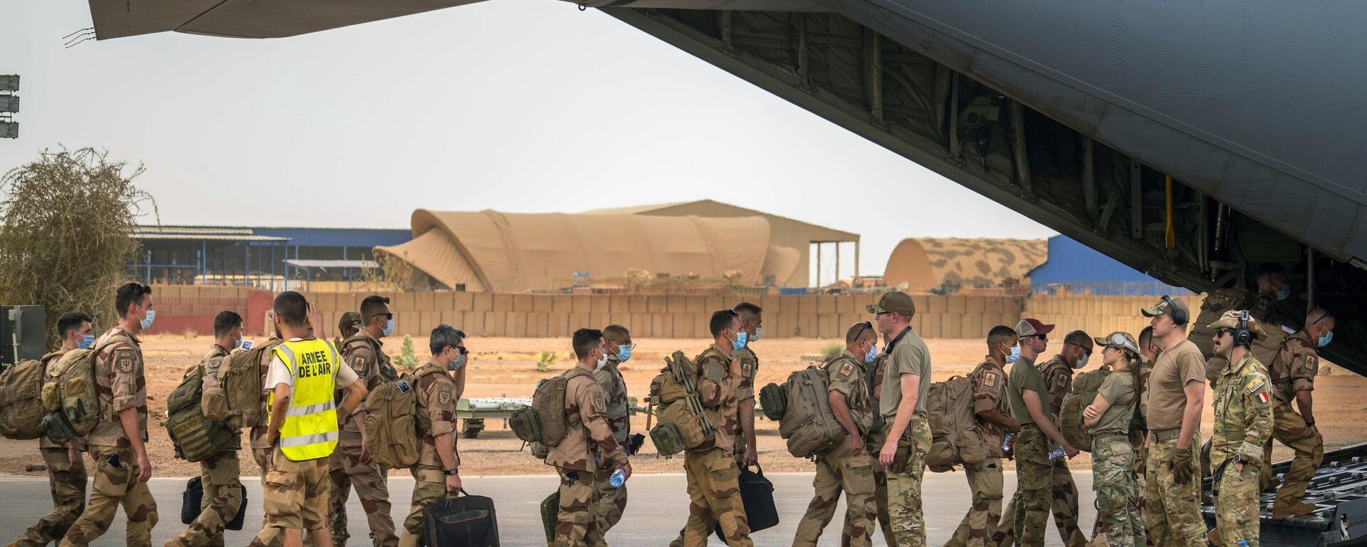 French Barkhane force soldiers who wrapped up a four-month tour of duty in the Sahel leave their base in Gao, Mali, June 9, 2021. - Sputnik Africa, 1920, 14.01.2023