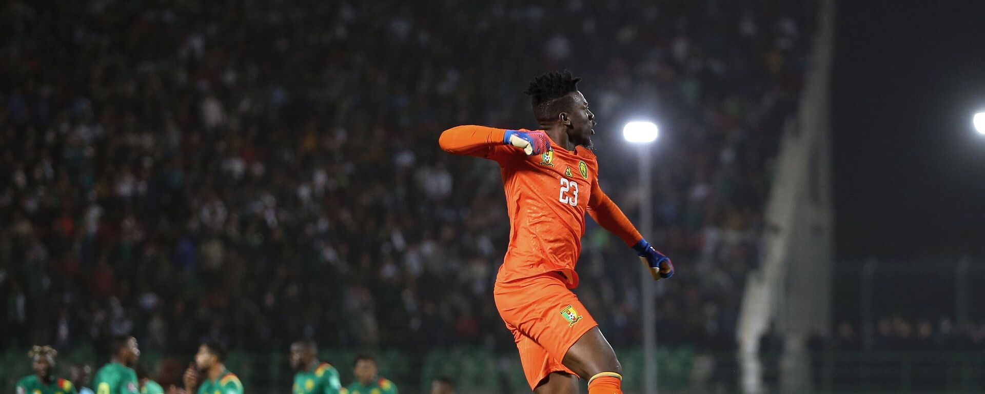 Cameroon's goalkeeper Andre Onana celebrates during the World Cup 2022 qualifying soccer match at the Mustapha Tchaker stadium in Blida, Algeria, Tuesday, March 29, 2022. - Sputnik Africa, 1920, 18.11.2022