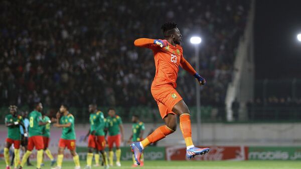 Cameroon's goalkeeper Andre Onana celebrates during the World Cup 2022 qualifying soccer match at the Mustapha Tchaker stadium in Blida, Algeria, Tuesday, March 29, 2022. - Sputnik Africa