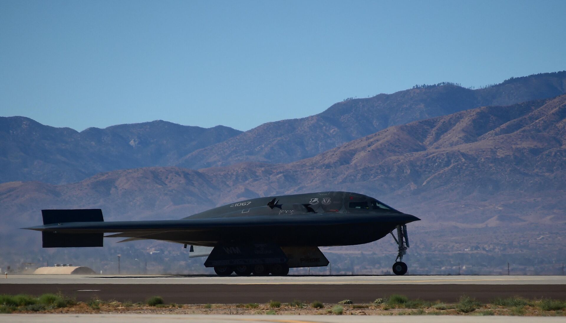 A B-2 Stealth Bomber lands at the Palmdale Aircraft Integration Center of Excellence in Palmdale, California on July 17, 2014 - Sputnik Africa, 1920, 08.04.2023