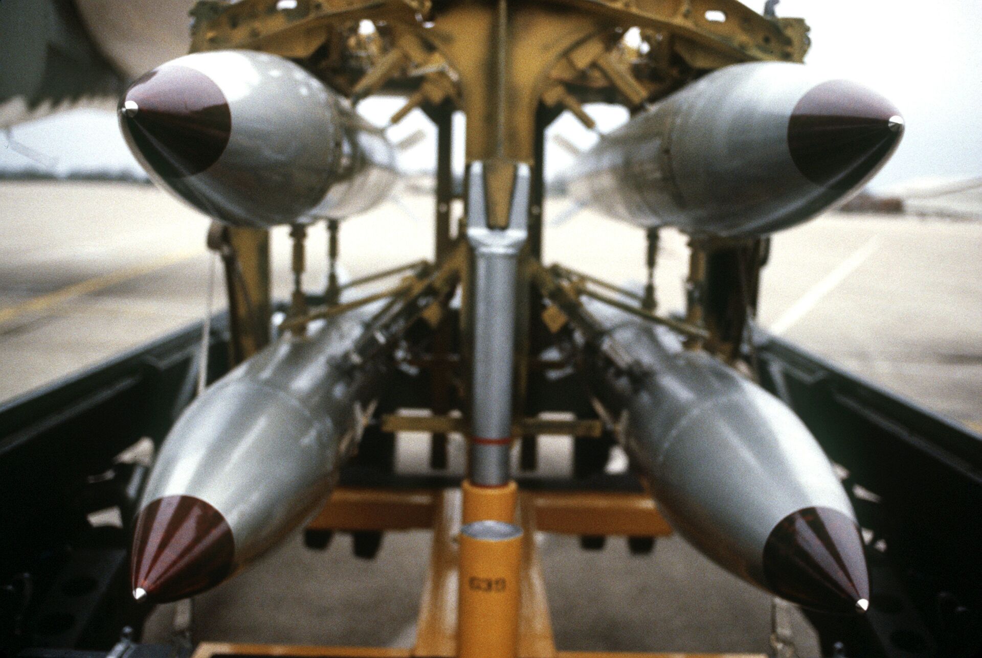 A frontal view of four B-61 nuclear free-fall bombs on a bomb cart - Sputnik Africa, 1920, 08.04.2023