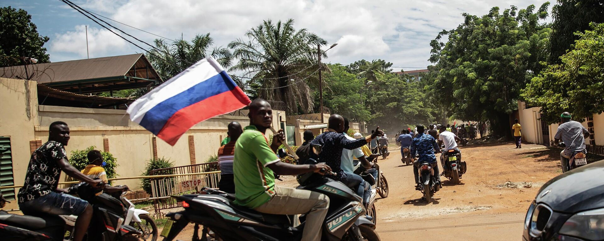 Supporters of Capt. Ibrahim Traore parade waving a Russian flag in the streets of Ouagadougou, Burkina Faso, Sunday, Oct. 2, 2022. Burkina Faso's new junta leadership is calling for calm after the French Embassy and other buildings were attacked. The unrest following the West African nation's second coup this year came after a junta statement alleged that the ousted interim president was at a French military base in Ouagadougou. France vehemently denied the claim and has urged its citizens to stay indoors amid rising anti-French sentiment in the streets. (AP Photo/Sophie Garcia) - Sputnik Africa, 1920, 30.01.2023