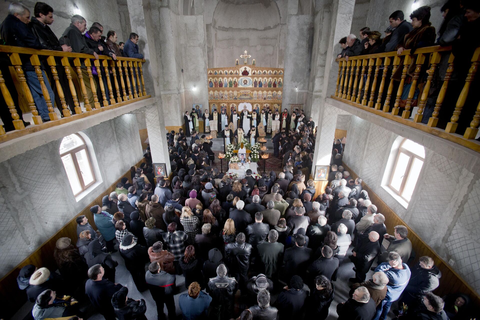 People attend the funeral of Romanian engineer TIberiu Costache who was killed during the hostage crisis in Algeria, in the village of Tatarani, Romania, Thursday, Jan. 24, 2013. People attend the funeral of Romanian engineer TIberiu Costache who was killed during the hostage crisis in Algeria, in the village of Tatarani, Romania, Thursday, Jan. 24, 2013. - Sputnik Africa, 1920, 16.01.2023
