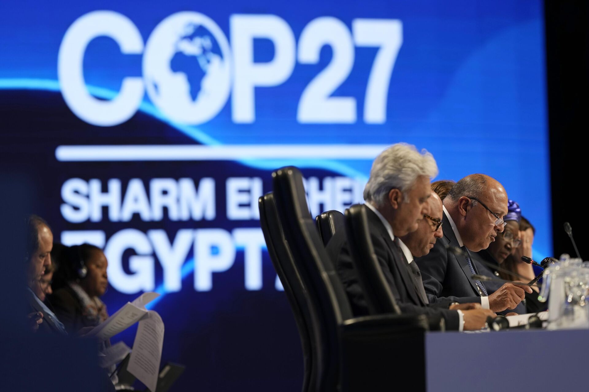 Sameh Shoukry, president of the COP27 climate summit, right, speaks during a closing plenary session at the U.N. Climate Summit, Sunday, Nov. 20, 2022, in Sharm el-Sheikh, Egypt. - Sputnik Africa, 1920, 31.12.2022