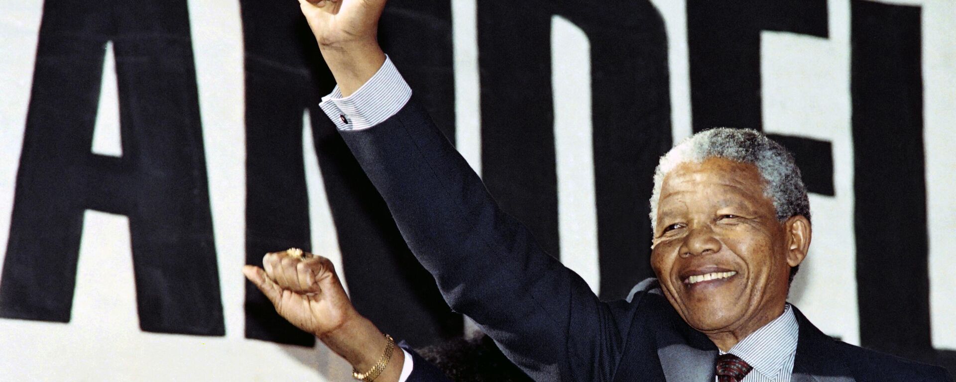 Anti-apartheid leader and African National Congress (ANC) member Nelson Mandela raises clenched fist, arriving at the human rainbow music concert organised by local artists to celebrate ANC leader's release from 27 years of imprisonment last 11 February, at Ellis Park stadium in Johannesburg, on March 17, 1990. - Sputnik Africa, 1920, 05.12.2022