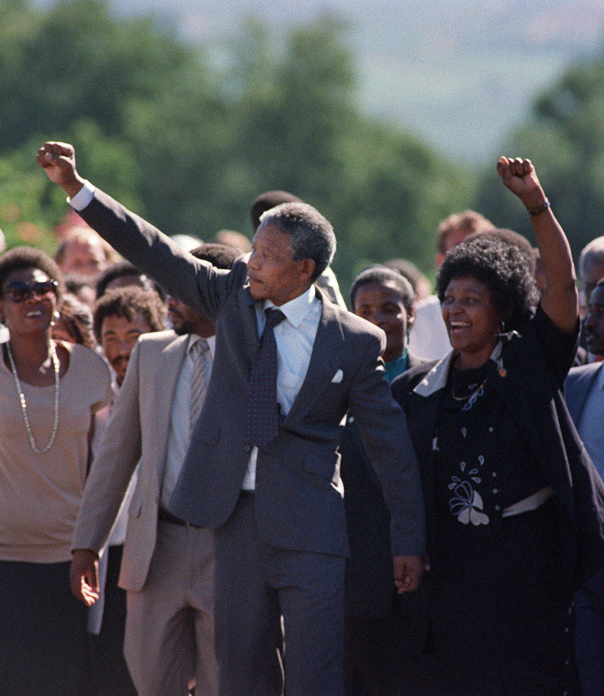 A picture taken on February 11, 1990 shows Nelson Mandela (C) and his then-wife anti-apartheid campaigner Winnie raising their fists and saluting cheering crowd upon Mandela's release from the Victor Verster prison near Paarl. - Sputnik Africa, 1920, 05.12.2022