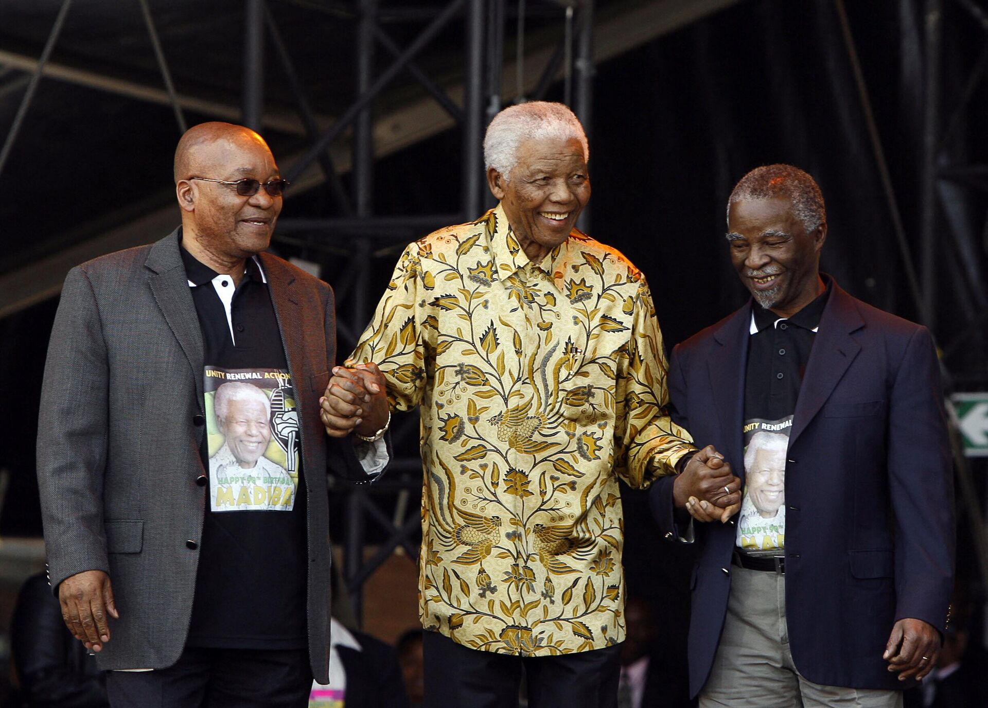 Former South African president and Nobel peace prize laureate Nelson Mandela (C) ANC president Jacob Zuma (L) and South African president Thabo Mbeki (R) arrive on August 02, 2008  on stage during the Mandela 90th birthday ANC celebration at Loftus stadium in Pretoria, South Africa. - Sputnik Africa, 1920, 05.12.2022