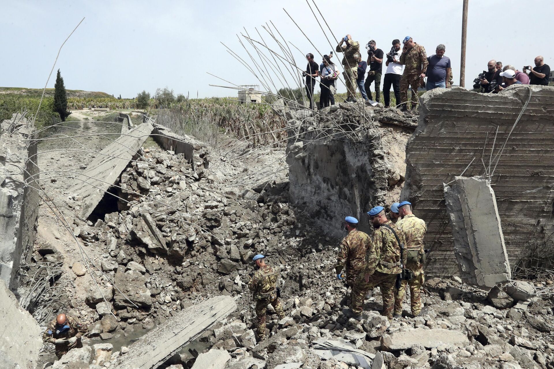 Italian U.N. peacekeeper soldiers inspect a small bridge that was destroyed by an Israeli airstrike, in Maaliya village, south Lebanon, Friday, April 7, 2023 - Sputnik Africa, 1920, 07.04.2023