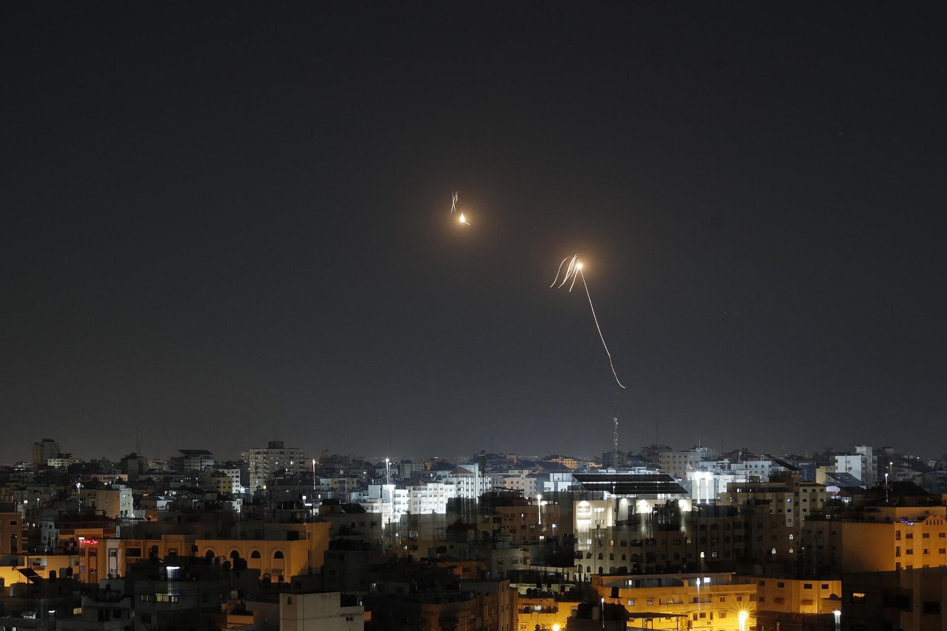 Streaks of light are seen as Israel's Iron Dome air defence system intercepts rockets fired from the Gaza Strip into Israeli territory on April 7, 2023. - Sputnik Africa, 1920, 07.04.2023