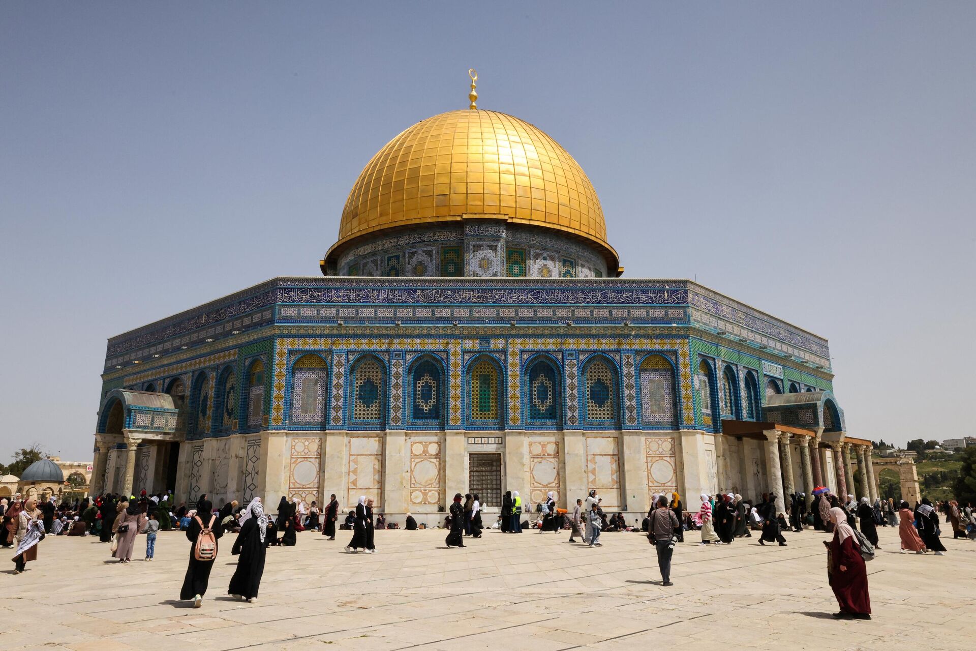 Palestinian Muslim devotees gather at the compound of the Al-Aqsa Mosque ahead of the third Friday Noon prayer during the Islamic holy month of Ramadan in Jerusalem on April 7, 2023 - Sputnik Africa, 1920, 07.04.2023