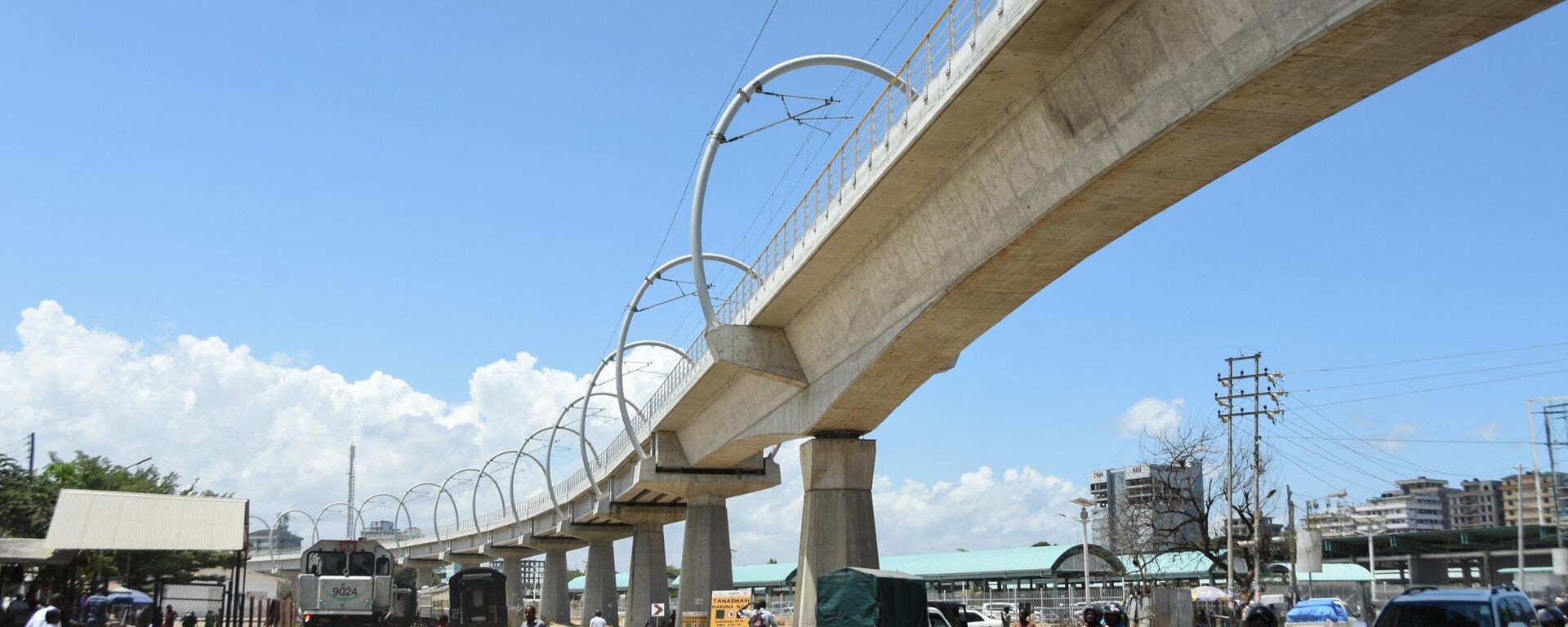 A new bridge of the Standard Gauge Railway (SGR) is seen as Tanzania received 14 economy class carriages of South Korean company Sung Shin Rolling Stock (SSRT) in Dar es Salaam on November 25, 2022 - Sputnik Africa, 1920, 13.04.2023