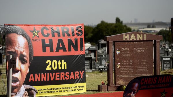 Flowers are displayed close to the grave of the late anti-apartheid activist Chris Hani during the 20th anniversary of the assassination of Chris Hani  on April 10, 2013 at the Thomas Titus Nkombi Memorial Park in Elspark.  - Sputnik Africa