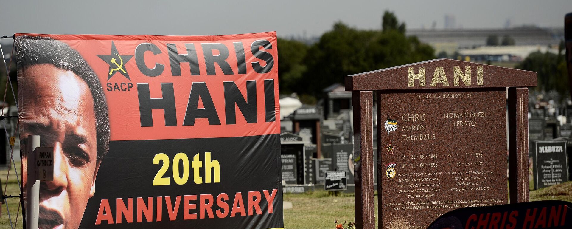 Flowers are displayed close to the grave of the late anti-apartheid activist Chris Hani during the 20th anniversary of the assassination of Chris Hani  on April 10, 2013 at the Thomas Titus Nkombi Memorial Park in Elspark.  - Sputnik Africa, 1920, 13.04.2023
