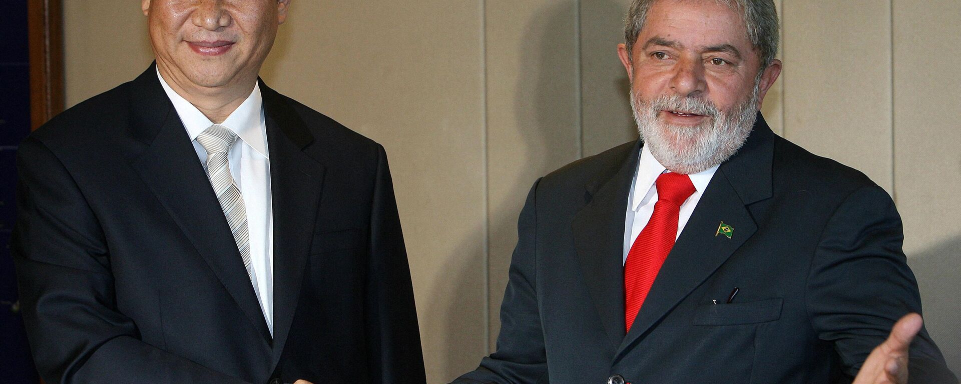 China's then-Vice-President Xi Jinping (L) shakes hands with Brazilian President Luiz Inacio Lula da Silva, during a meeting in Brasilia, Brazil on February 19, 2009. - Sputnik Africa, 1920, 13.04.2023