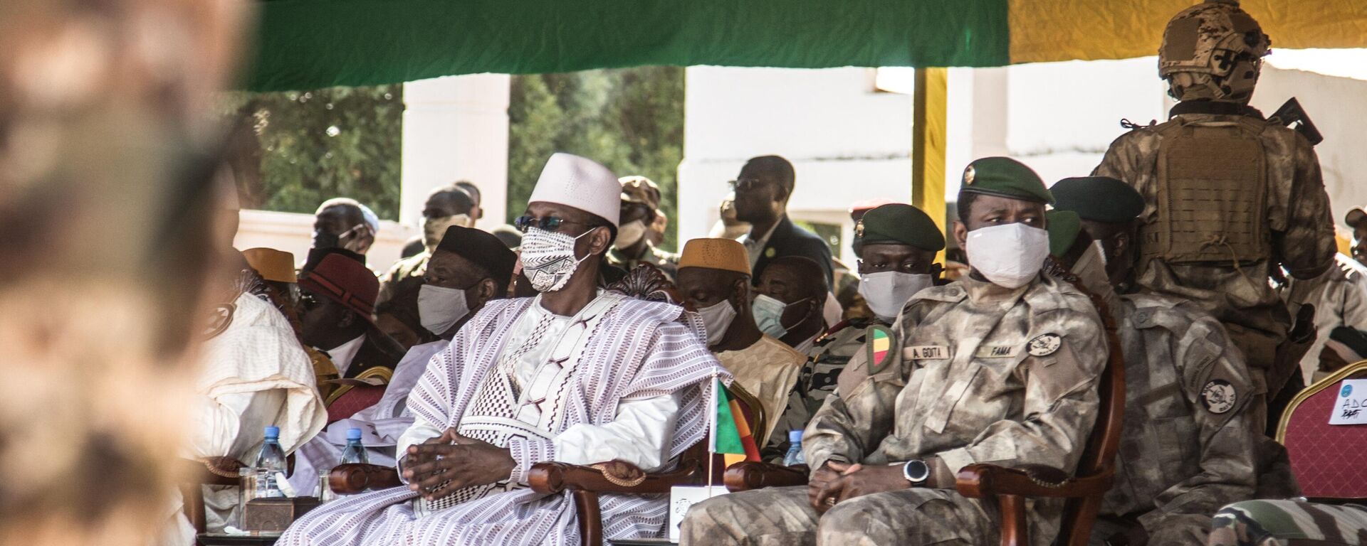 Malian Prime Minister Choguel Kokalla Maпga (C-L) and transitional Malian President Assimi Goita (C-R) wait for the militia parade during the ceremony celebrating the army's national day, in Kati, on January 20, 2022 - Sputnik Africa, 1920, 21.03.2023