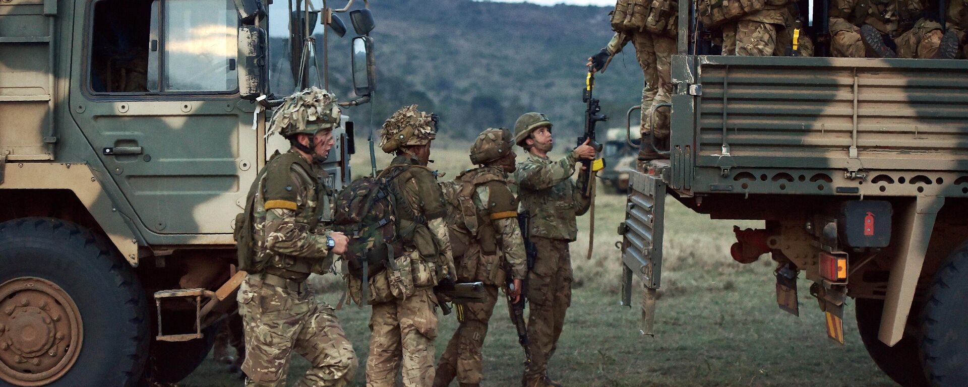 Soldiers climb into a military truck during a simulated military excercise of the British Army Training Unit in Kenya (BATUK) together with the Kenya Defence Forces (KDF) at the ol-Daiga ranch, high on Kenya’s Laikipia plateau on March 26, 2018. - Sputnik Africa, 1920, 13.04.2023