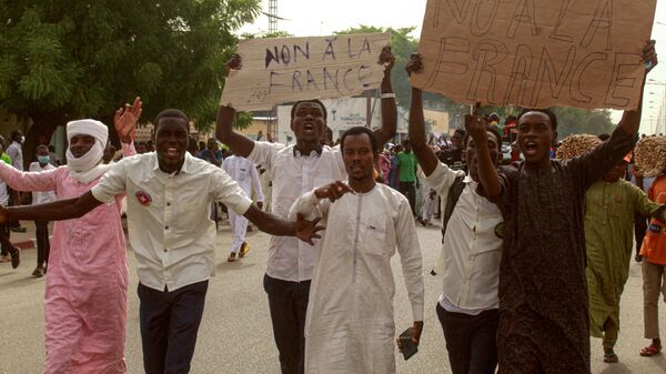 Demonstrators carry placards which read as 'No to France' as they take part in an anti-French protest in N'Djamena on May 14, 2022. - Sputnik Africa