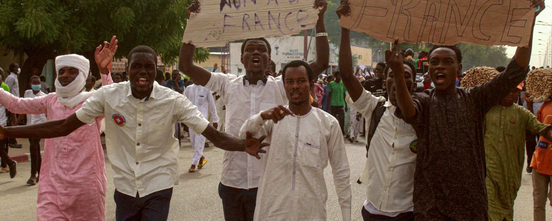 Demonstrators carry placards which read as 'No to France' as they take part in an anti-French protest in N'Djamena on May 14, 2022. - Sputnik Africa, 1920, 13.04.2023