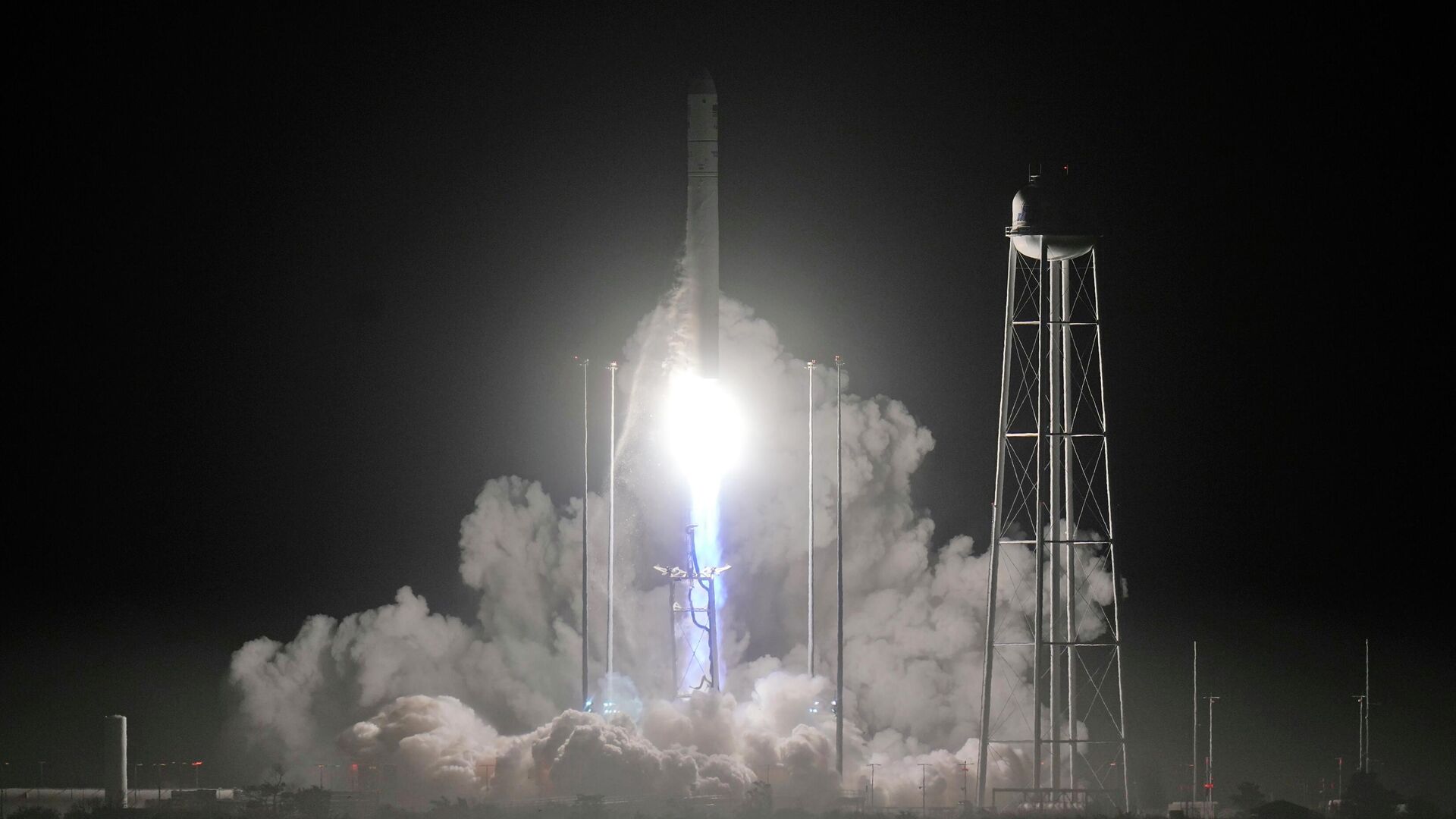 Northrup Grumman's Antares rocket lifts off the launch pad at the NASA Wallops Flight Facility Monday, Nov. 7, 2022, in Wallops Island. Va. - Sputnik Africa, 1920, 08.11.2022