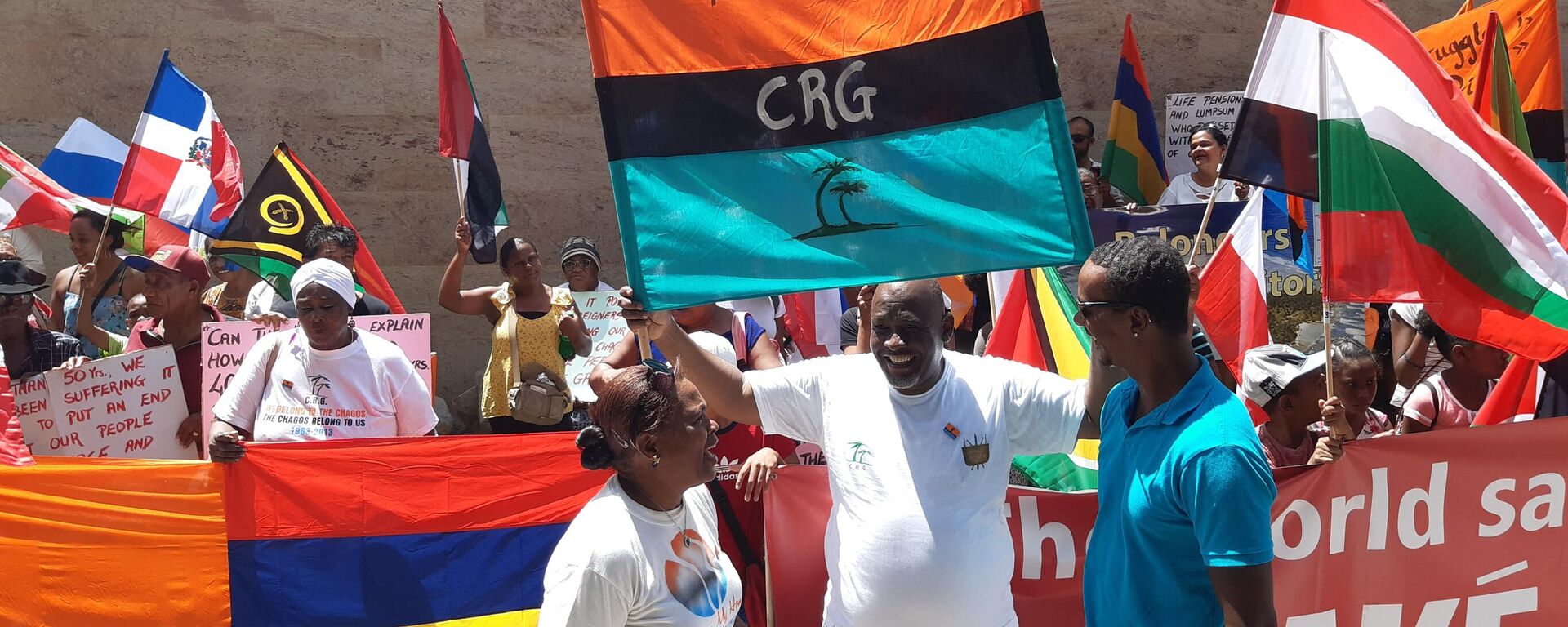Demonstrators from the Chagos Islands protested at a British defiance of a United Nations deadline to end their illegal occupation of the Indian Ocean archipelago in Port Louis on November 22, 2019. - Sputnik Africa, 1920, 20.02.2023